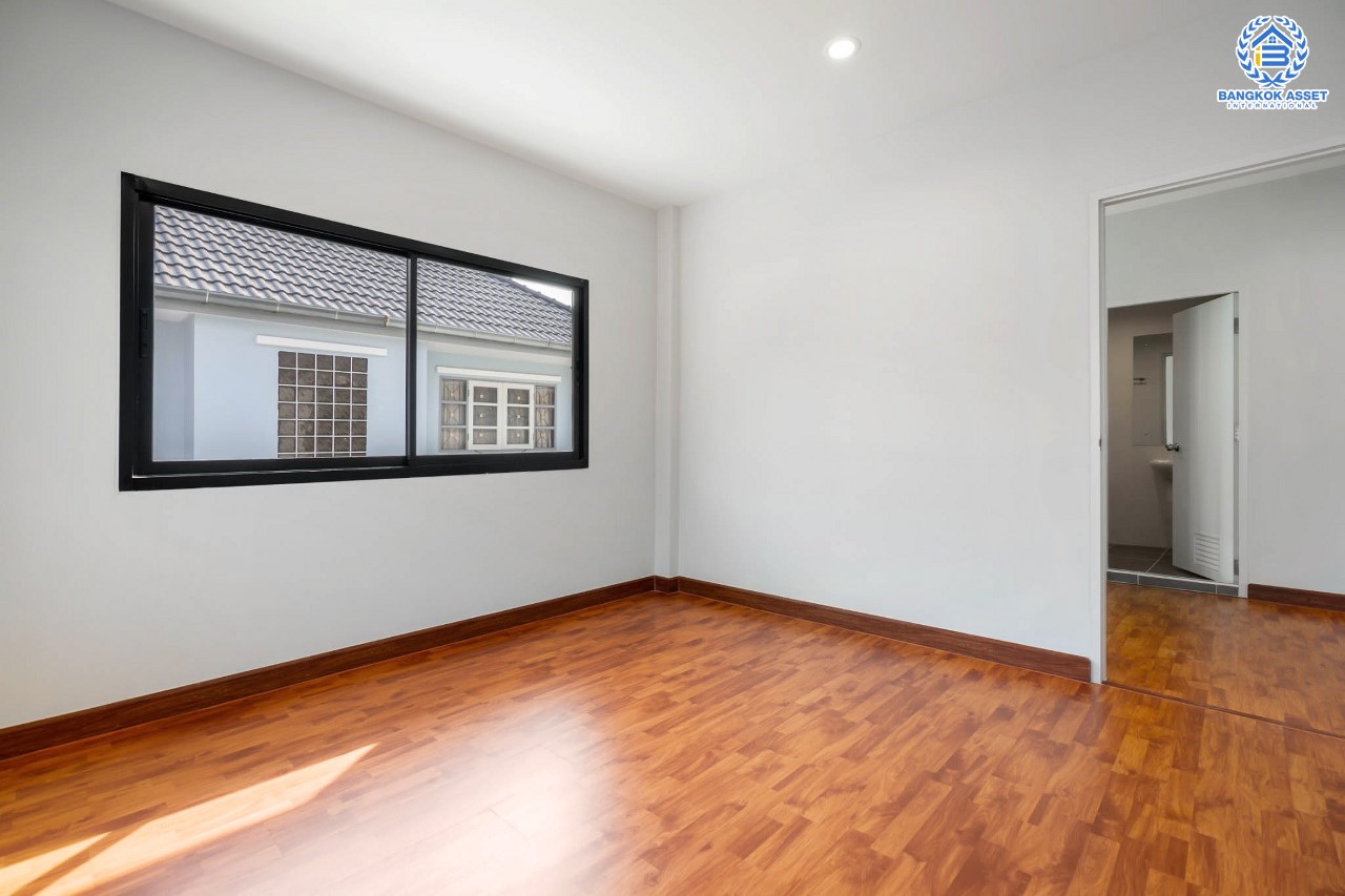 บ้านมือสองตกแต่งใหม่ ม.ลภาวัน9 ชัยพฤกษ์-ปากเกร็ด โซนต้นโครงการ เดินทางสะดวก เนื้อที่ 54.7 ตร.ว. ฟังก์ชั่น 3 ห้องนอน 2 ห้องน้ำ 2 ที่จอดรถ ภายในกว้างห้องครัวขนาดใหญ่ ตอบโจทย์คนรักการทำอาหาร บนทำเลที่ดีที่สุด! เชื่อมต่อเมือง ใกล้เซ็นทรัลแจ้งวัฒนะ และรถไฟฟ้าสายสีม่วง "สถานีบางพลู"